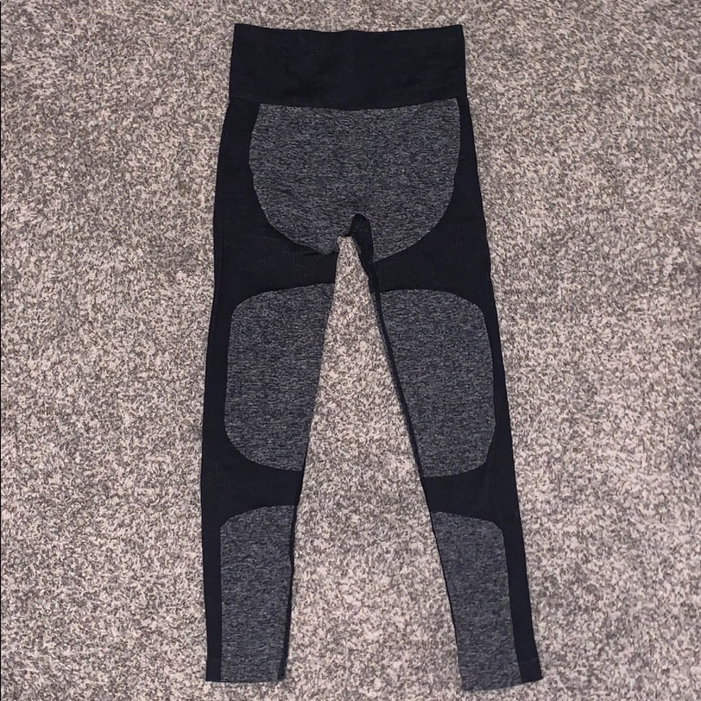NWOT seamless high waisted black/gray legging